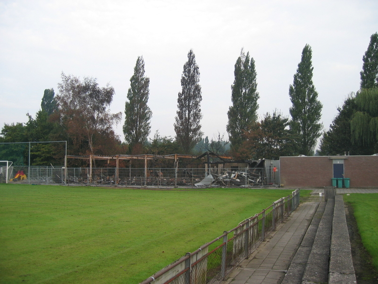  Het TOG clubhuis geheel verwoest door de brand in augustus 2006. 