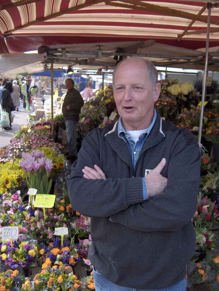 rozen verwelken Op de Dappermarkt zet Ed Wijnberg graag de bloemetjes buiten (2005) 