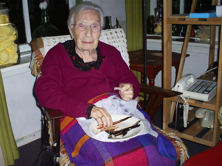 Nu snoept Jeannette liever aan een paling. Hier in haar huis in Oosterwolde Foto genomen in november 2008. 