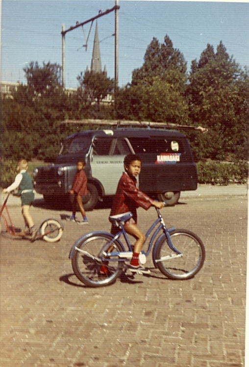 Zoontjes Mary Op de hoek van de Laing's Nekstraat en de Tugelaweg- met op de achtergrond de spits van de Bonifatiuskerk - spelen de zoontjes van Mary op straat. Foto ongeveer 1968 