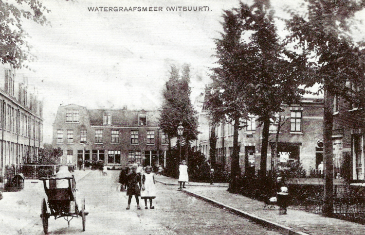 De Torricellistraat (vroeger Dr.Leydsstraat). Rechts de winkel van Vana was een populaire buurtzaak - ± 1930 .<br />Foto WGM in oude ansichten deel 1 - J.H.Kruizinga 