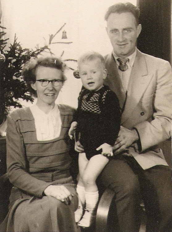 Kerst 1953 of 1954: Kees met zijn ouders. 