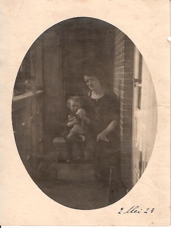 Moeder en dochter Kolm Dit is mijn moeder Schoontje op het balkon van tante Rachel Uijenkruijer. Ik zit naast haar samen met mijn pop “Japie”. De foto is gemaakt door mijn tante Rachel. De fot  is gedateerd op 2 mei 1923 en is uit de privé collectie van Debora Kolm. 