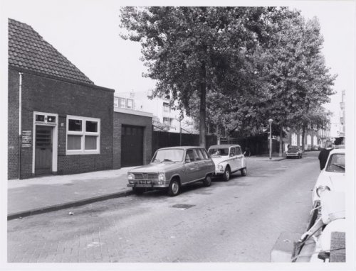 Simon Stevinstraat 36-34 e.v. Deze foto is uit 1972 en gemaakt door: J.M. Arsath Ro'is (fotograaf). Op nummer 36 zat vroeger de jeugdsjoel van Nachaliël. Bron: Beeldbank, SAA. 