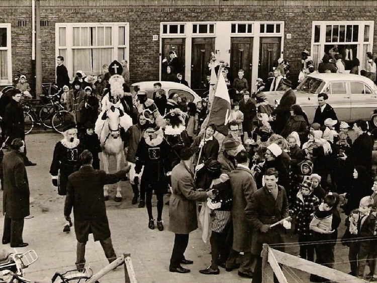 sinterklaas 1963 Sinterklaas kwam persoonlijk naar de feesten van Kindervreugd. Foto uit 1963. 