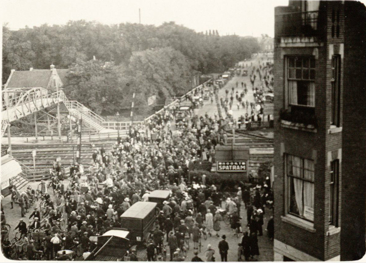 Spoorwegovergang Linnaeusstraat ca 1920 .<br />Foto: Beeldbank Amsterdam 
