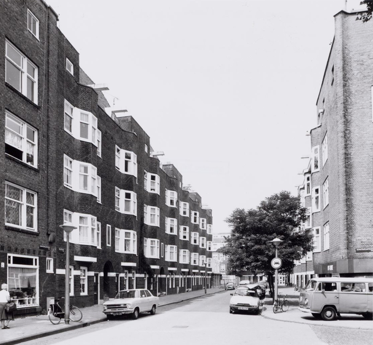 De Solostraat in 1984 waar Tonnie 60 jaar daarvoor is geboren.  (Foto: Gemeentearchief Amsterdam)  