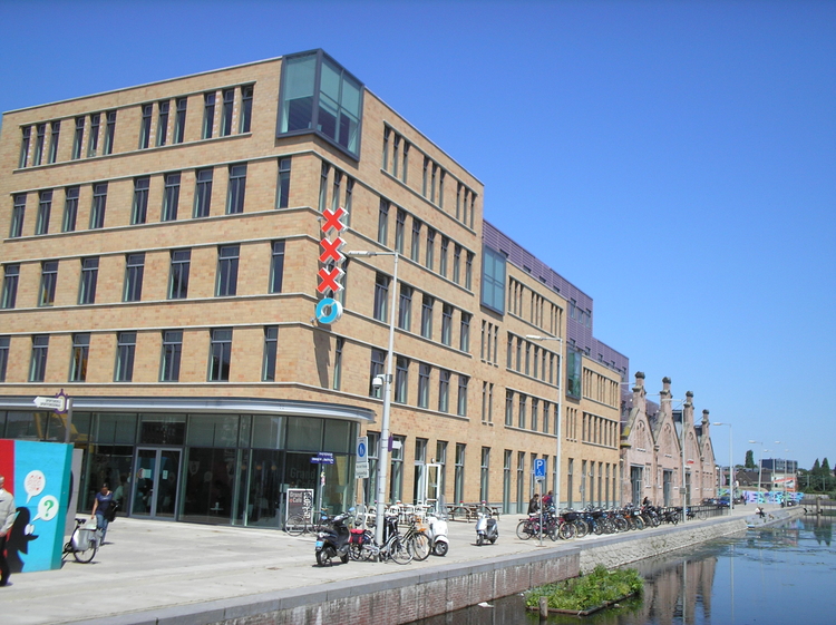 Stadsdeelhuis Oost Het Oranje-Vrijstaatplein 2. Op de achtergrond het gebouw van het CBK (kunstuitleen) met de 3 bewaard gebleven gevels van de oude gebouwen van de Oostergasfabriek. In de verte is de Indische Buurt te zien.(2011)<br />Foto: Jo Haen 