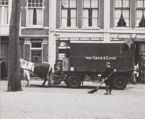  Yvonnes vader werkte bij Van Gend en Loos. Op de foto een straat paard en wagen van Van Gend en Loos (Foto: 1953 Gemeentearchief Amsterdam) 