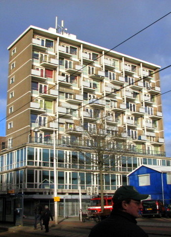 De Stamflat aan de Polderweg. op de eerste verdieping was tot einde 1987 een groepspraktijk tandartsen 