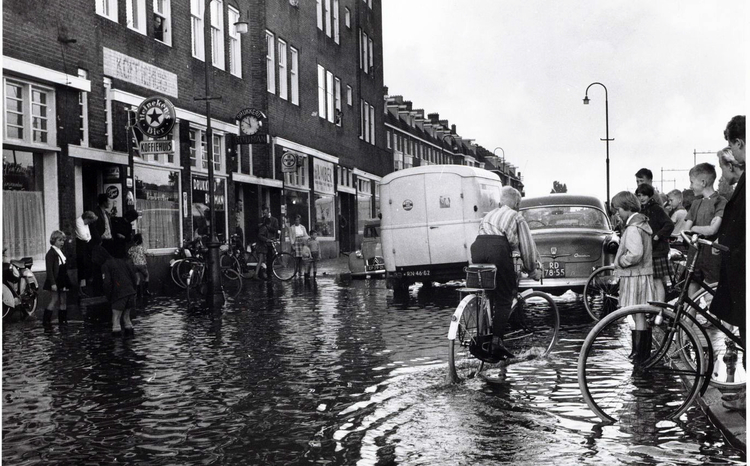 Tugelaweg 2 - 6 Wateroverlast - 1965 .<br />Foto: Beeldbank Amsterdam 