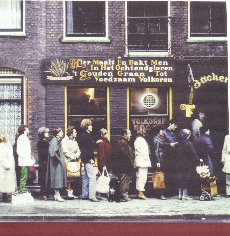  In de 70-er jaren staan de klanten al in de rij voor de bakker.Foto overgenomen uit het boek "Volkorenbrood.nl" 