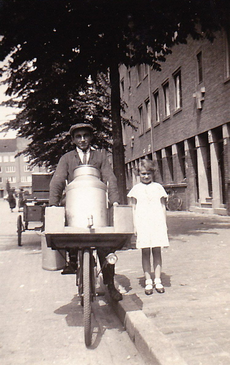 Vader in 1928 met nicht Wil v.d. Bom Foto genomen in de Indische buurt, vermoedelijk door de moeder van Wil v.d.Bom 