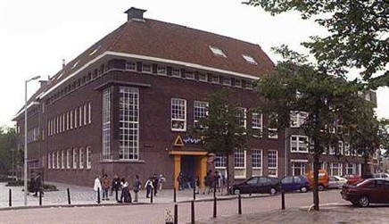 Valentijnschool De Valentijnschool op de Soembawastraat (2004). 