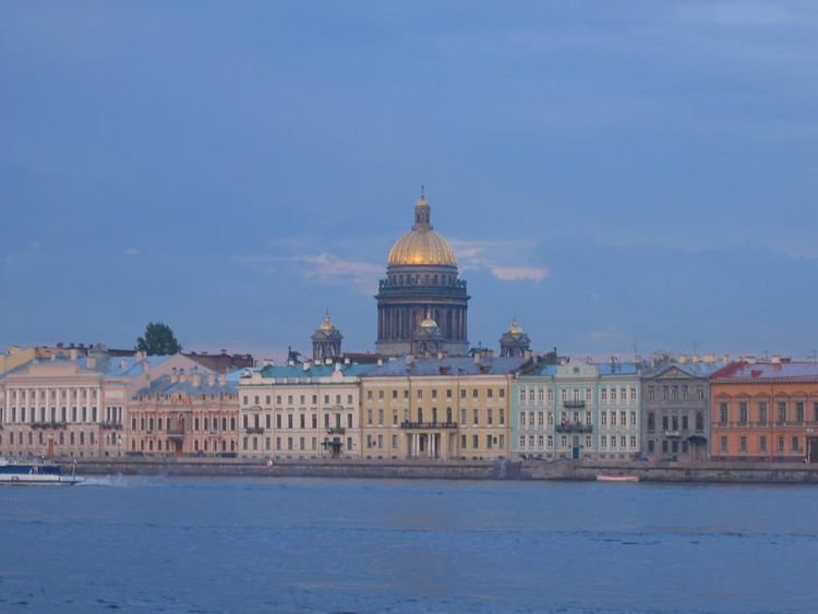 Isaäk Kathedraal in St.Petersburg bij nacht Isaäk Kathedraal in St.Petersburg bij nacht. Valentin gaat graag op vacantie in zijn geboortestad vooral als de dagen lengen 