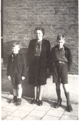  Familie van Dalen in 1946 21 september 1946: Jan staat naast zijn moeder, aan de andere kant staat zijn twee jaar jongere broer Piet. De foto is gemaakt tegen de zijmuur van bakkerij van Deudekom in de Wakkerstraat/hoek Willem Beukelsstraat. 