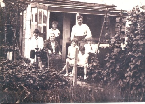  Het volkstuintje aan de Polderweg in 1927, met Peter's opa en oma en hun kinderen, links staat de vader van Peter. 