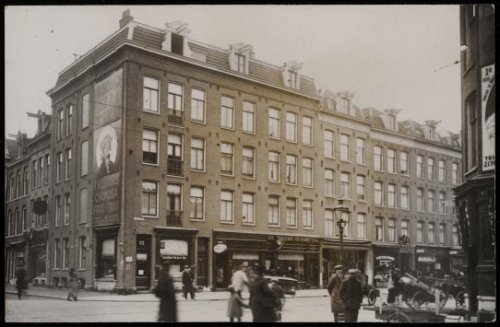 Van Woustraat, nummer 52 (1920). De Van Woustraat met links de Tweede Jan Steenstraat 41-43. De winkel van de tantes zat op 52 (op het raam staat o.a.: Garen, band en sajet)<br />Bron: Beeldbank, Stadsarchief Amsterdam. 