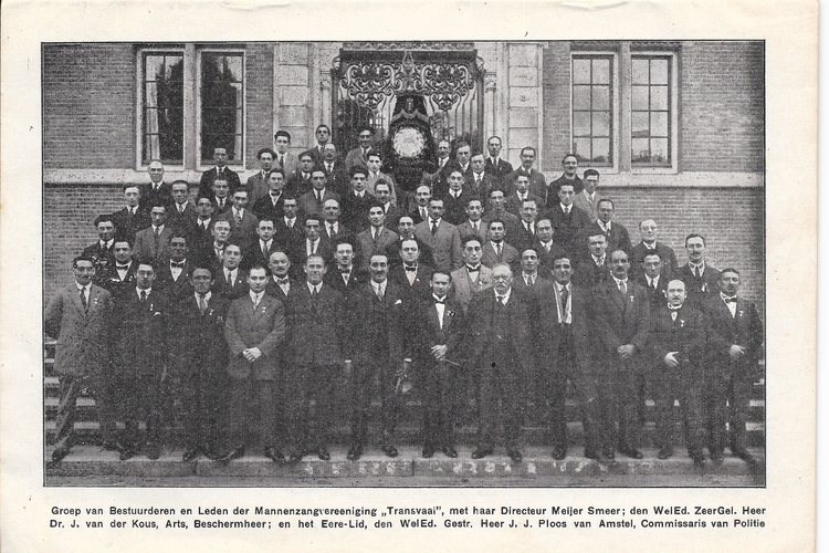 Vijfjarig jubileumsfeest van het Transvaalkoor. Deze groepsfoto is gemaakt t.g.v. het 1ste lustrum met o.a. Ploos van Amstel naast Meijer Smeer. Deze foto stond in de brochure die speciaal gemaakt/gedrukt is voor dit feest in 1926. Collectie: Vera Drilsma-Elzas. 