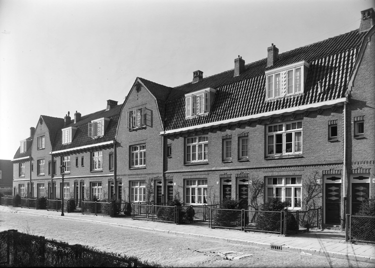  De Fahrenheitstraat in 1950 (nummers 71 t/m 83) 
