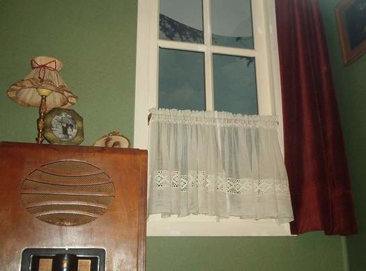 Verwoord hondenleed - interieur bewaard in het verzetsmuseum 2.jpg Mevrouw Henrich's voorkamer, bewaard in het verzetsmuseum 
