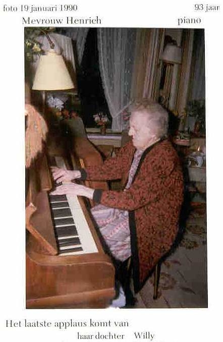 Verwoord hondenleed - Mevrouw Henrich op piano.jpg Het laatste afscheid van mevrouw Henrich in 1990. 