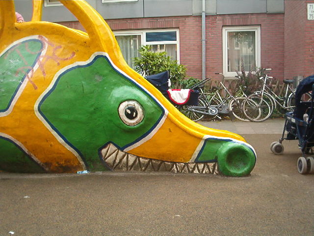 Vis met tanden.jpg De vis-glijbaan op de Transvaalstraat: "mijn nichtje is bang voor de grote tanden van de vis." 