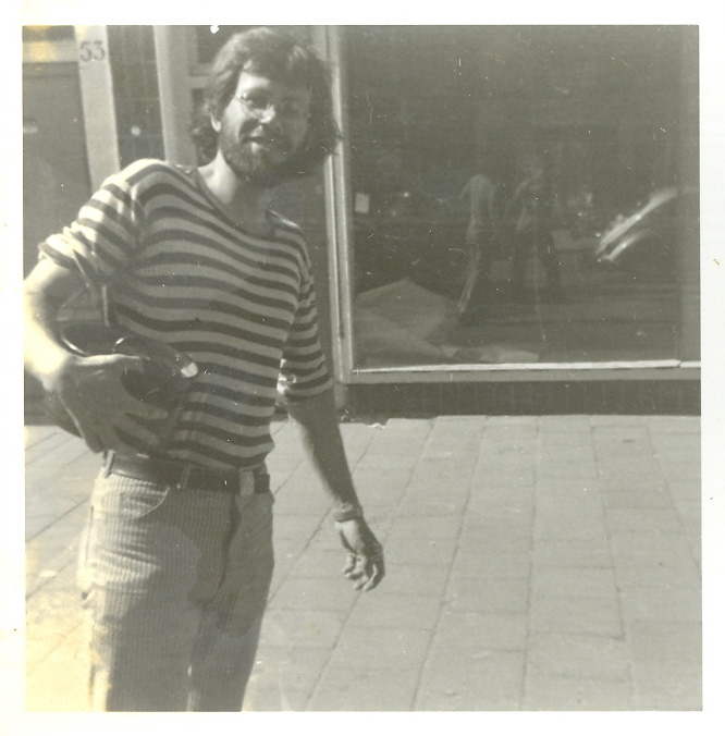  Koken en smullen. Pieter Bol met de pan op straat,<br />Foto: Ties Wijnen - 1977. 