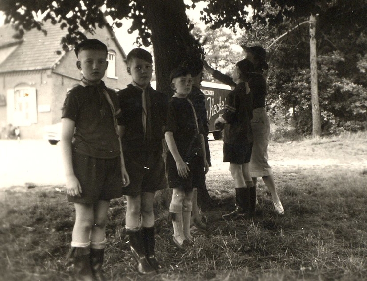  De welpen van de Zeeburgerdijk tijdens een kamp op een boerderij in de buurt van Renkum in 1956. Peters broer Hans is de tweede van links. 
