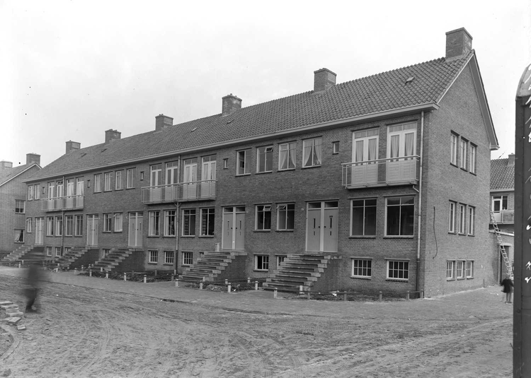 De huizen in aanbouw in het Amsteldorp  op het voormalige Zandje - 1947 .<br />Foto: Beeldbank Amsterdam 