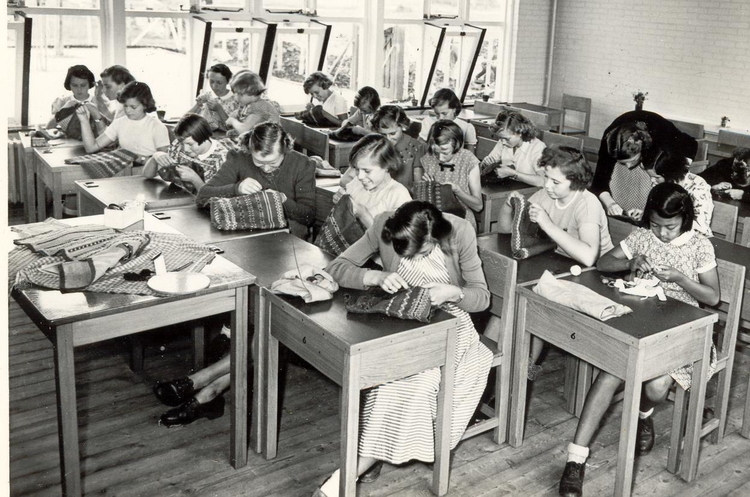  Handkwerkles in de Abraham van Riebeeckschool  (omstreeks 1950) 