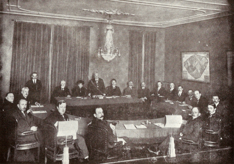 De laatste Raadszitting in het raadhuis aan de Linnaeusparkweg 20-22 op 31 december 1920. Burgemeester de Wit staat achteraan in het midden.  