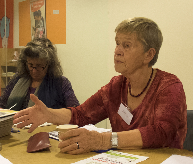 Wil Merkies Wil geeft een openbare les in de bibliotheek., september 2014.<br />Foto: Corrie Groen. 