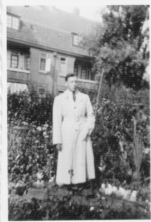 Ies Jacobs bevindt zich hier in de achtertuin van de Kraaipanstraat. De foto is van kort voor de oorlog.  De foto is uit het persoonlijk archief van Ies Jacobs.  