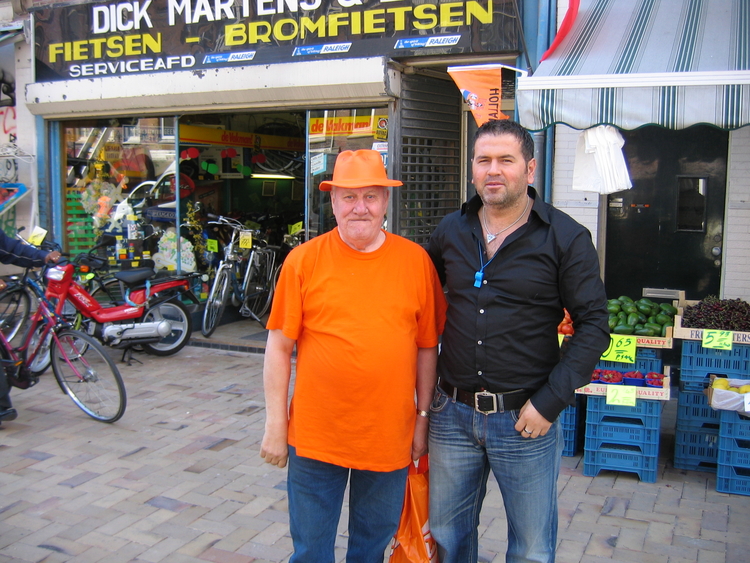 Nederland en Turkije, samen! De fotos is gemaakt voor de Yildiz Market in de Javastraat, op 17 juni.<br />Afgebeeld is Celal Yildiz samen met een 'oranje' buurtbewoner. De foto is gemaakt door de schrijver. 