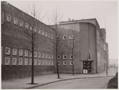 Zuivelplein 7 - gezien vanaf de Weidestraat, foto dateert van 21 februari 1936. Op dit adres zat de Rosenburghschool. Bron: Beeldbank, SAA. 