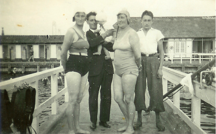 Bij het vijfcentenbad in 1934: van links naar rechts Yvonne's moeder, haar vader met broertje Cor op de arm en een vriendin van vader en moeder met haar zoon.  