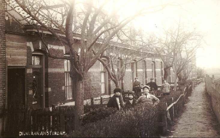 De Dijklaan omstreeks 1925.jpg Voordat zij in de Transvaalstraat woonden, woonden Opa en Oma van der Groep op de Tweede Ringdijkstraat waar zij 6 kinderen hadden, waaronder Hannie's moeder. De Tweede Ringdijkstraat heette in de volksmond de Dijklaan (foto: omstreeks 1925)  Alle rechten voorbehouden  