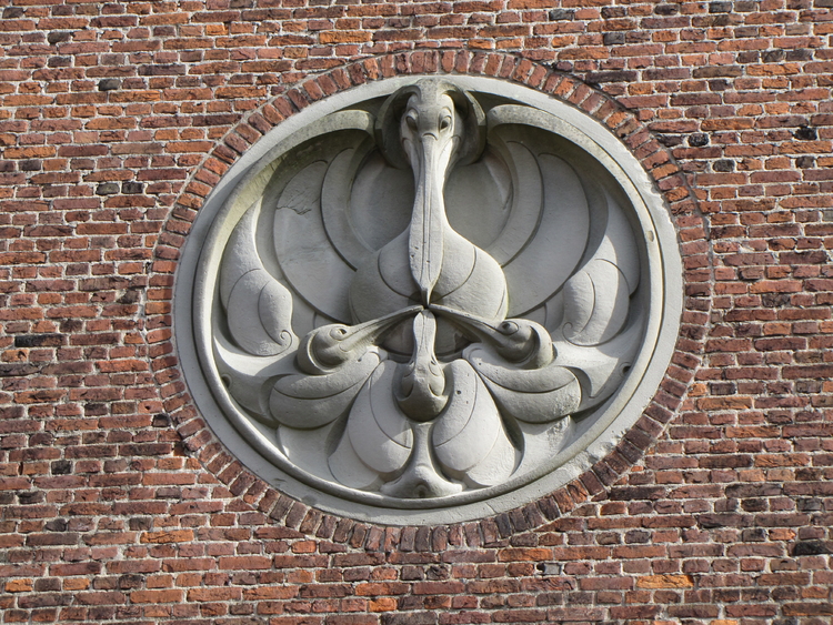 De Hofkerk in het Linnaeushof.  Een Joods element in de Hofkerk. Deze pelikaan is gemaakt door de Joodse beeldhouwer Mendes da Costa. Foto: Frits Slicht. 