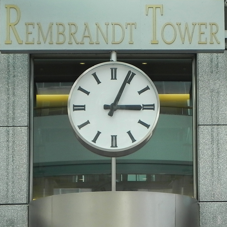 Ronde klok in vierkant venster. Rembrandt Tower.  