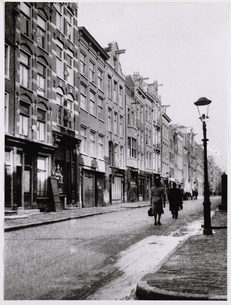 Nieuwe Kerkstraat 1943..jpg Nieuwe Kerkstraat 7 - 9, gezien vanaf de Amstel. Bron: Beeldbank SAA. 
