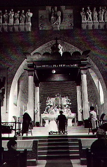 Interieur Martelaren van Gorcum  met Kapelaan Tönis op het altaar tijdens een huwelijksinzegening. 