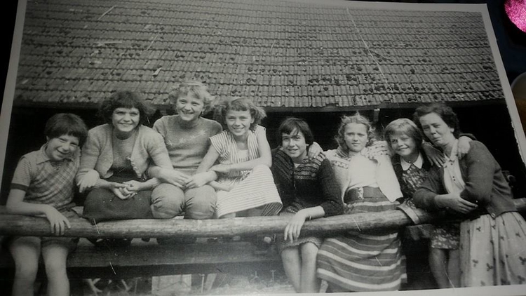 Speeltuinverg. "Archipel", zomerkamp in Voorthuizen.Tweede van links Annie Steeman, vierde van links Willy Steeman                                           