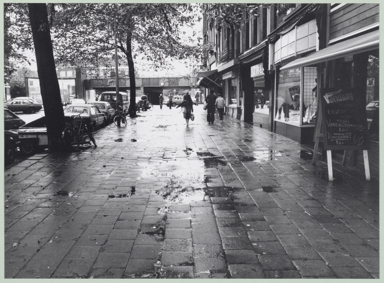 Javastraat in de regen, november 1981. Nog geen feestverlichting en je moest nog gewoon zelf je cadeautjes kopen... Foto Beeldbank Amsterdam.  