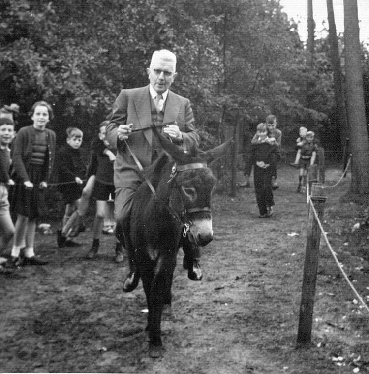 Ezeltje rijden in Oud-Valkeveen. De vader van Henk de Koning zit op de ezel. Oud Valkeveen is anno 2006 nog steeds een geliefd doel voor schoolreisjes! (Foto: Henk de Koning)  