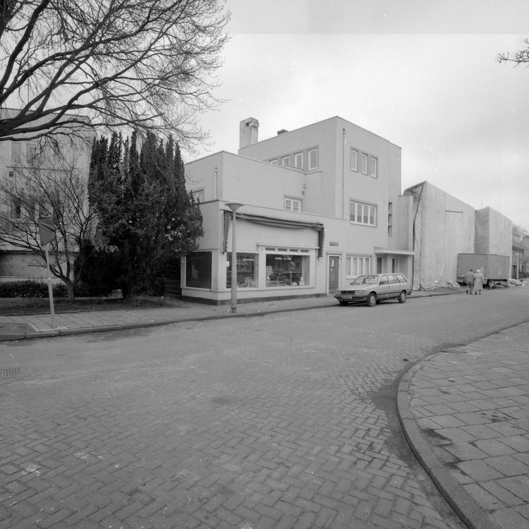 De slagerij op de hoek van de Landbouwstraat. Foto H.v.Gool (beeldbank Stadsarchief Amsterdam)  