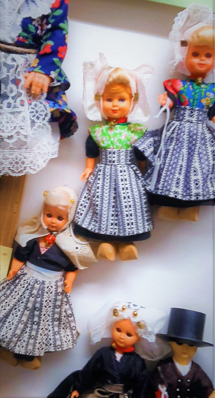 deze Nederlandse klederdracht-poppen heten u welkom bij de expo/  foto Myrna  