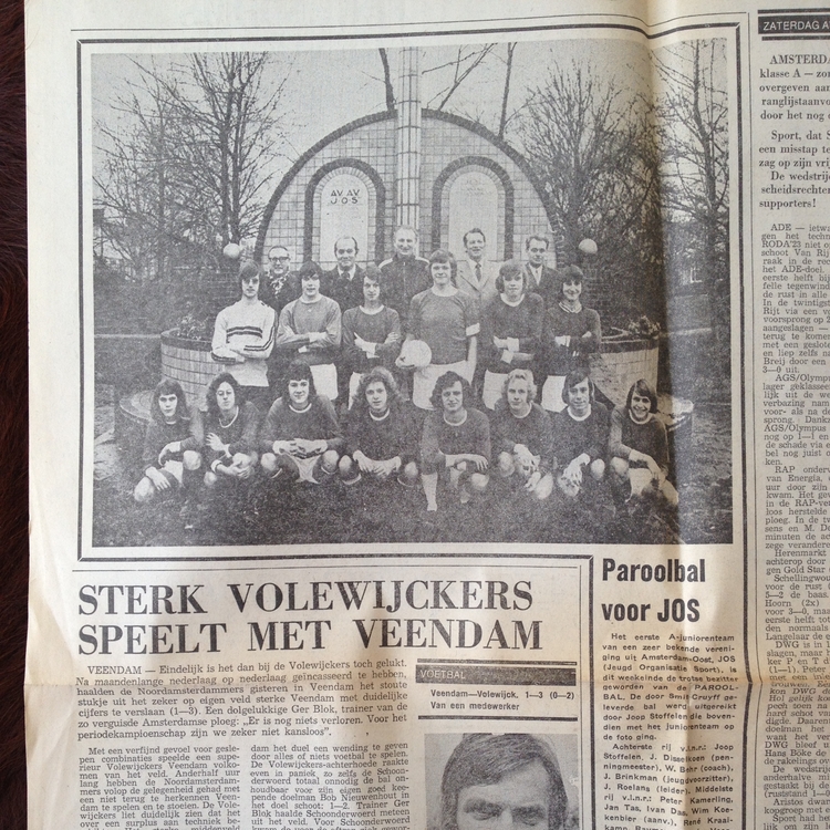 Krantenartikel met mijn team, de A1 in het Parool van 14-01-1974 voor het oorlogsmonument  