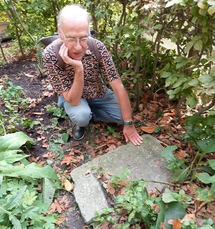 Grafsteentje in de Tropentuin met Jan Dijk  <p><em>- afkomstig van graf van Johannes Kessler (1877-1886), maar zijn naam staat er niet op. Bron: eigen opname, 2023.</em></p>