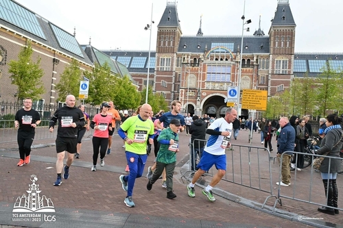 Rein Mulder zoons Amsterdam Marathon 2023 8K  Rein Mulder met kunstknie en zoons Amsterdam Marathon 2023 8K  